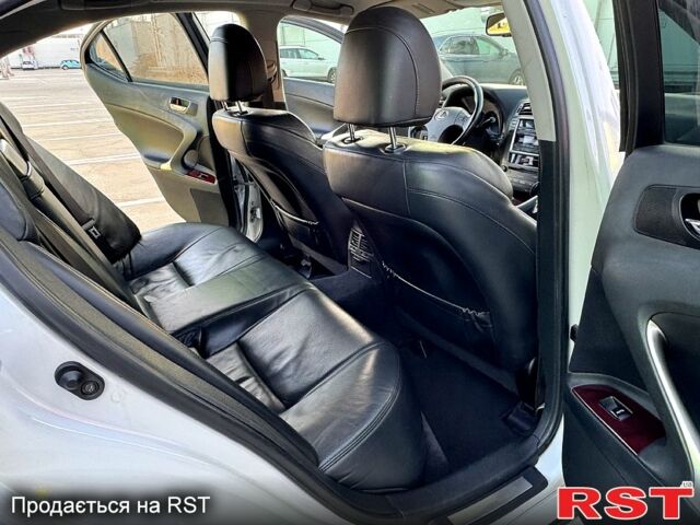 Белый Лексус ИС, объемом двигателя 2.5 л и пробегом 217 тыс. км за 7950 $, фото 1 на Automoto.ua