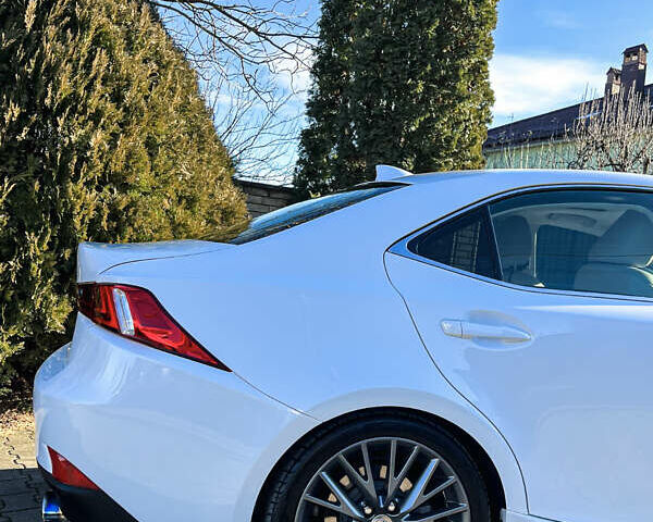 Белый Лексус ИС, объемом двигателя 2.5 л и пробегом 130 тыс. км за 16300 $, фото 1 на Automoto.ua