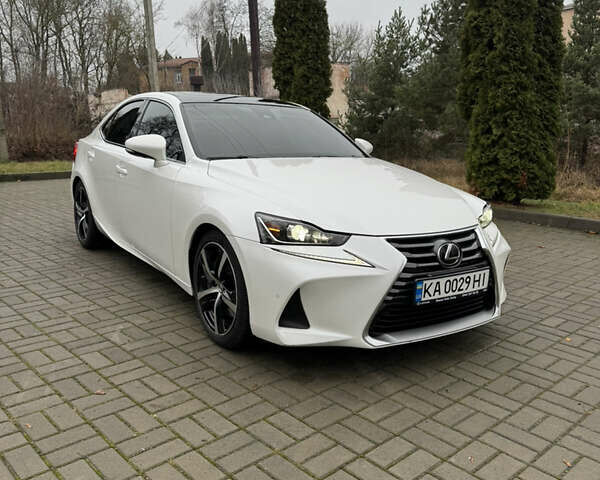 Белый Лексус ИС, объемом двигателя 2 л и пробегом 115 тыс. км за 17700 $, фото 1 на Automoto.ua