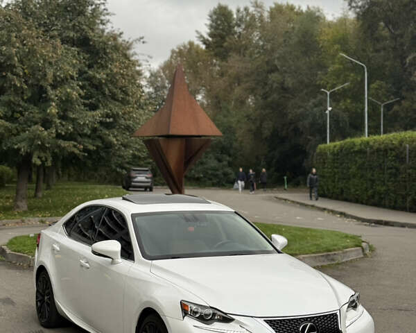 Белый Лексус ИС, объемом двигателя 2 л и пробегом 119 тыс. км за 18000 $, фото 1 на Automoto.ua