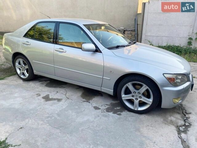 Серый Лексус ИС, объемом двигателя 2 л и пробегом 333 тыс. км за 6500 $, фото 1 на Automoto.ua