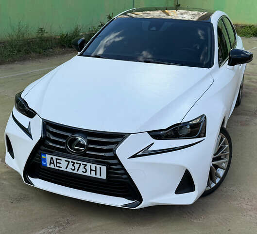 Серый Лексус ИС, объемом двигателя 2 л и пробегом 57 тыс. км за 21500 $, фото 1 на Automoto.ua