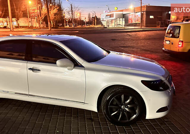 Белый Лексус ЛС, объемом двигателя 4.97 л и пробегом 326 тыс. км за 10900 $, фото 1 на Automoto.ua