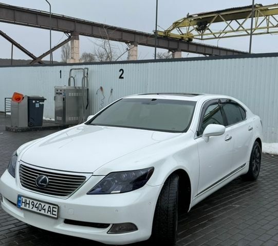 Белый Лексус ЛС, объемом двигателя 5 л и пробегом 330 тыс. км за 10500 $, фото 1 на Automoto.ua