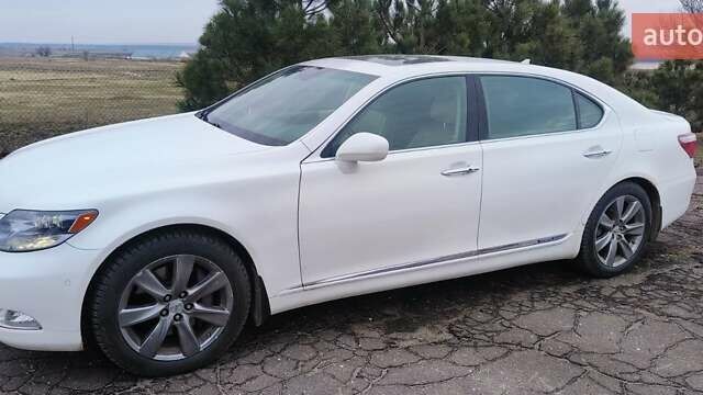 Белый Лексус ЛС, объемом двигателя 4.97 л и пробегом 640 тыс. км за 11000 $, фото 1 на Automoto.ua