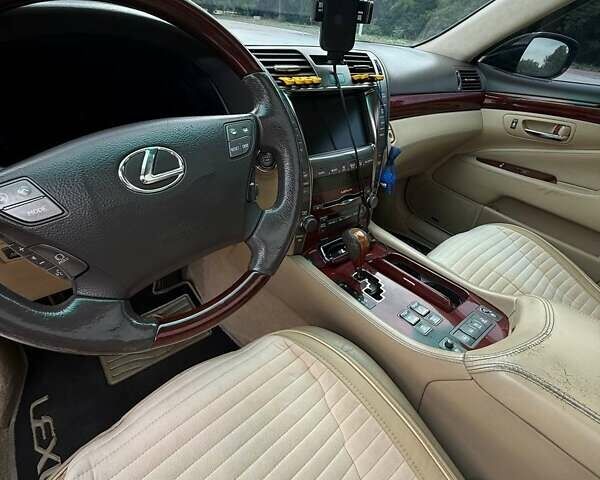 Черный Лексус ЛС, объемом двигателя 4.6 л и пробегом 257 тыс. км за 15000 $, фото 1 на Automoto.ua