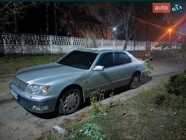 Серый Лексус ЛС, объемом двигателя 4 л и пробегом 317 тыс. км за 5200 $, фото 1 на Automoto.ua