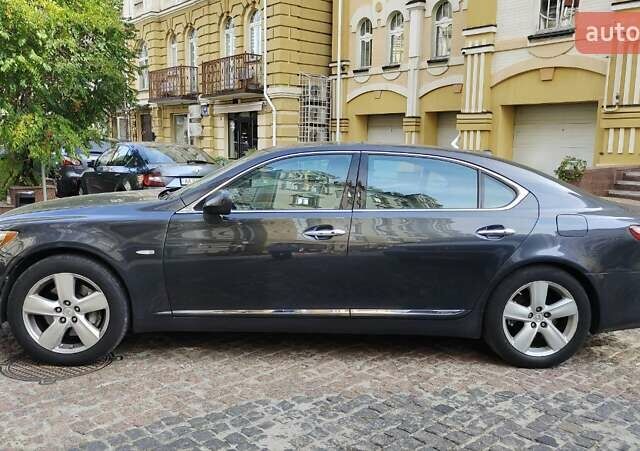 Серый Лексус ЛС, объемом двигателя 4.61 л и пробегом 270 тыс. км за 8800 $, фото 1 на Automoto.ua