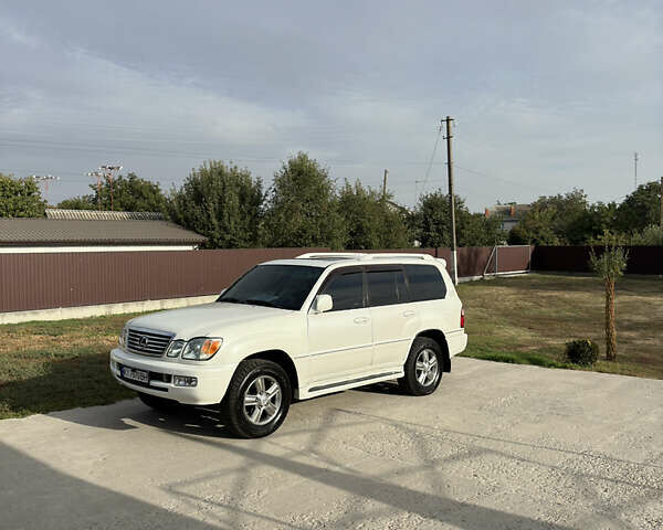 Белый Лексус ЛХ, объемом двигателя 4.7 л и пробегом 263 тыс. км за 15800 $, фото 1 на Automoto.ua