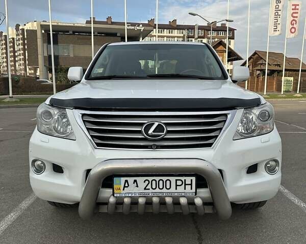 Білий Лексус ЛХ, об'ємом двигуна 5.66 л та пробігом 216 тис. км за 31900 $, фото 1 на Automoto.ua