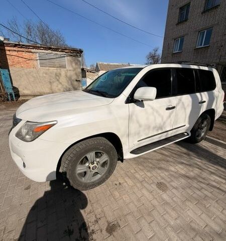 Белый Лексус ЛХ, объемом двигателя 5.66 л и пробегом 203 тыс. км за 23000 $, фото 1 на Automoto.ua