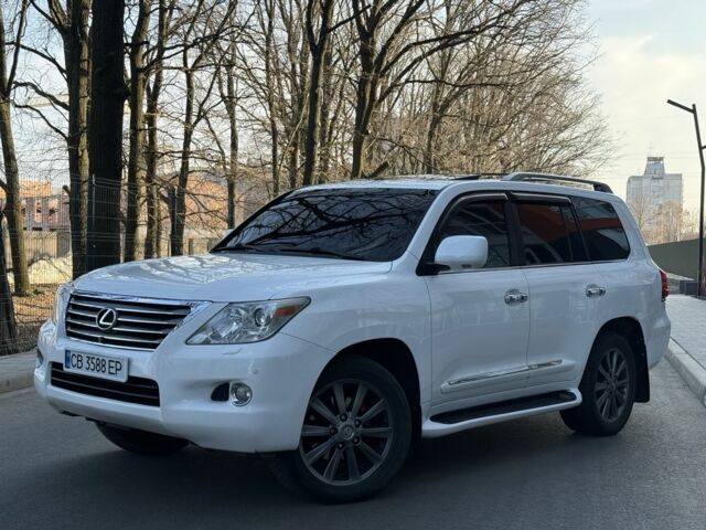 Белый Лексус ЛХ, объемом двигателя 5.7 л и пробегом 270 тыс. км за 24000 $, фото 1 на Automoto.ua
