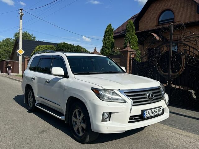 Белый Лексус ЛХ, объемом двигателя 5.7 л и пробегом 340 тыс. км за 16000 $, фото 1 на Automoto.ua