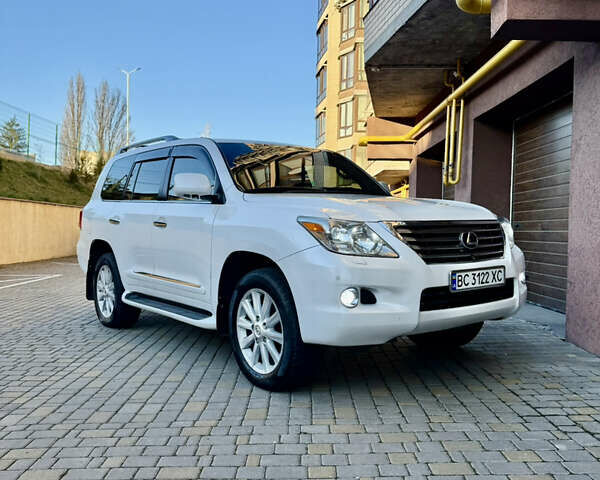 Белый Лексус ЛХ, объемом двигателя 5.66 л и пробегом 299 тыс. км за 22900 $, фото 1 на Automoto.ua