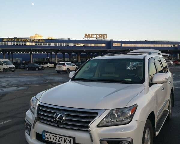 Белый Лексус ЛХ, объемом двигателя 5.66 л и пробегом 289 тыс. км за 21000 $, фото 1 на Automoto.ua