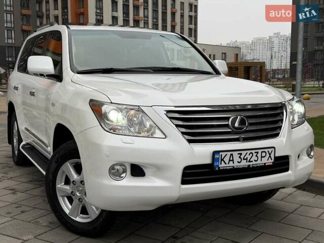 Белый Лексус ЛХ, объемом двигателя 5.66 л и пробегом 206 тыс. км за 25555 $, фото 1 на Automoto.ua