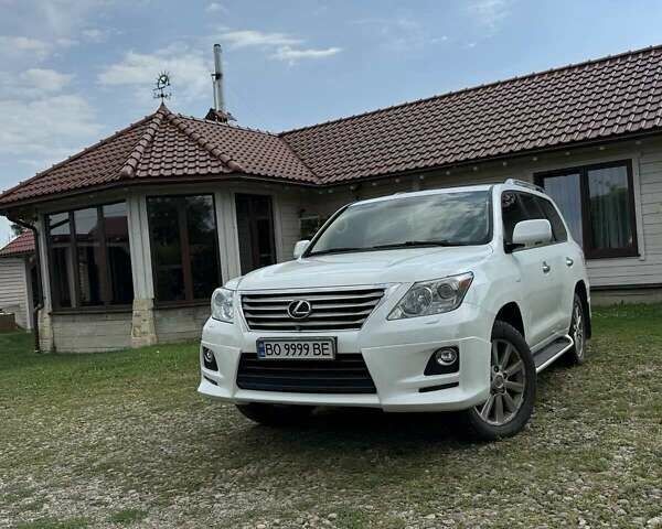Белый Лексус ЛХ, объемом двигателя 5.7 л и пробегом 221 тыс. км за 27000 $, фото 1 на Automoto.ua