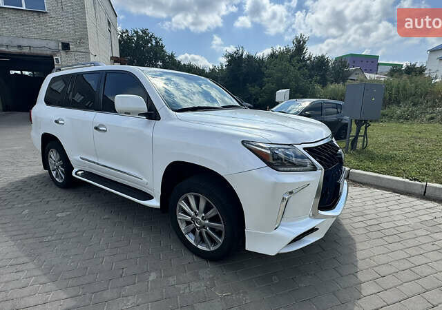 Белый Лексус ЛХ, объемом двигателя 5.66 л и пробегом 173 тыс. км за 30500 $, фото 1 на Automoto.ua