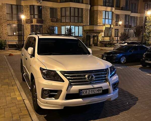 Белый Лексус ЛХ, объемом двигателя 5.66 л и пробегом 246 тыс. км за 26600 $, фото 1 на Automoto.ua