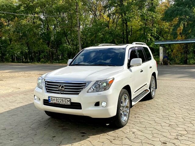Белый Лексус ЛХ, объемом двигателя 5.7 л и пробегом 165 тыс. км за 28000 $, фото 1 на Automoto.ua
