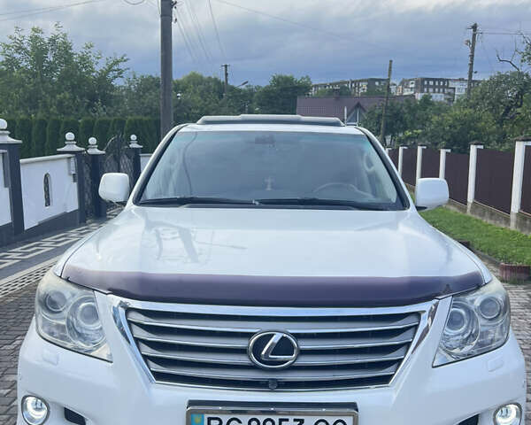 Білий Лексус ЛХ, об'ємом двигуна 5.7 л та пробігом 200 тис. км за 26000 $, фото 1 на Automoto.ua
