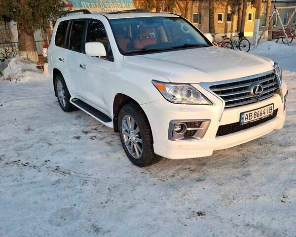 Белый Лексус ЛХ, объемом двигателя 5.66 л и пробегом 260 тыс. км за 32000 $, фото 1 на Automoto.ua