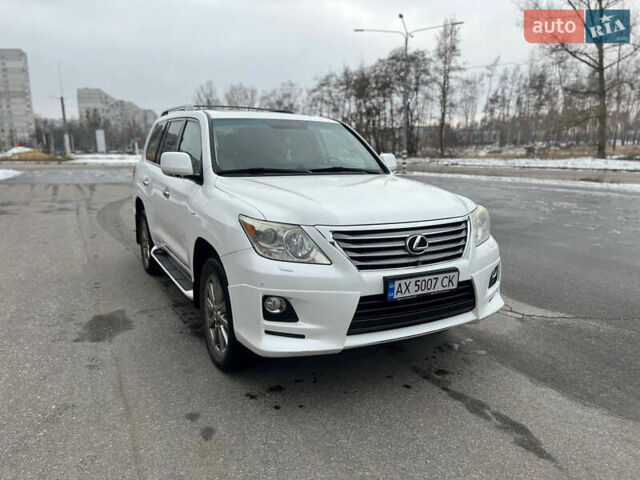 Белый Лексус ЛХ, объемом двигателя 5.66 л и пробегом 197 тыс. км за 27750 $, фото 1 на Automoto.ua