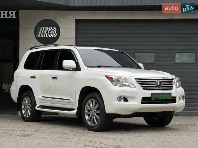 Белый Лексус ЛХ, объемом двигателя 5.66 л и пробегом 250 тыс. км за 26900 $, фото 1 на Automoto.ua