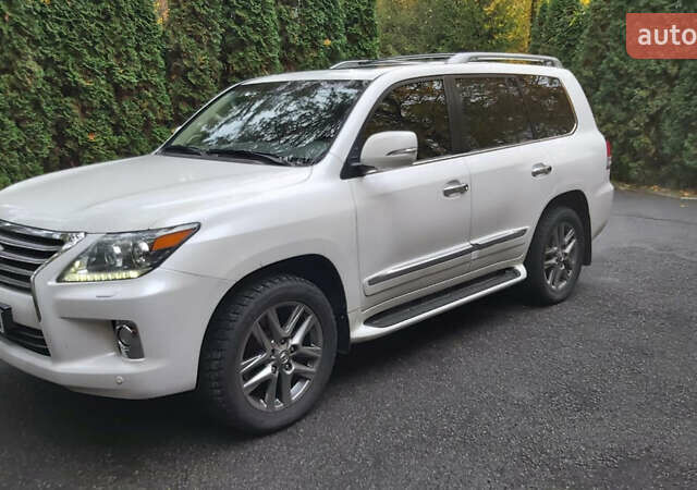 Белый Лексус ЛХ, объемом двигателя 5.66 л и пробегом 101 тыс. км за 47000 $, фото 1 на Automoto.ua