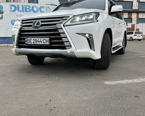 Білий Лексус ЛХ, об'ємом двигуна 4.46 л та пробігом 220 тис. км за 59800 $, фото 1 на Automoto.ua