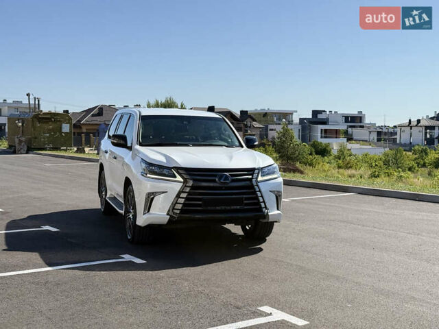 Белый Лексус ЛХ, объемом двигателя 4.46 л и пробегом 235 тыс. км за 56900 $, фото 1 на Automoto.ua