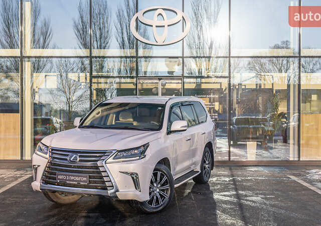 Белый Лексус ЛХ, объемом двигателя 4.46 л и пробегом 158 тыс. км за 57358 $, фото 1 на Automoto.ua