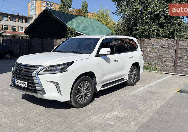 Белый Лексус ЛХ, объемом двигателя 4.46 л и пробегом 138 тыс. км за 67000 $, фото 1 на Automoto.ua