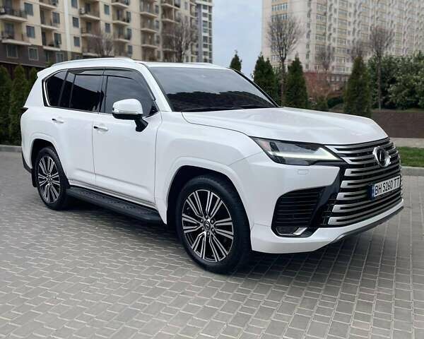 Белый Лексус ЛХ, объемом двигателя 3.35 л и пробегом 7 тыс. км за 122800 $, фото 1 на Automoto.ua