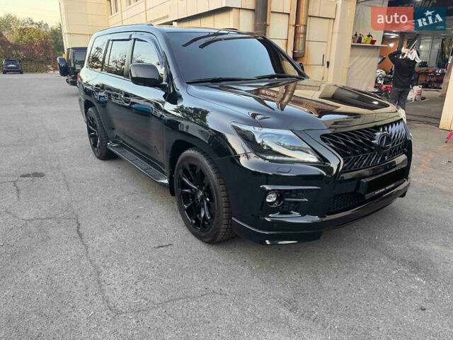Черный Лексус ЛХ, объемом двигателя 5.7 л и пробегом 297 тыс. км за 35000 $, фото 1 на Automoto.ua