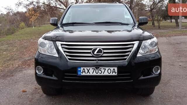 Черный Лексус ЛХ, объемом двигателя 5.66 л и пробегом 237 тыс. км за 31000 $, фото 1 на Automoto.ua