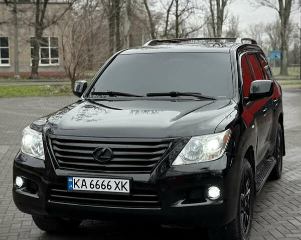 Черный Лексус ЛХ, объемом двигателя 5.7 л и пробегом 220 тыс. км за 28500 $, фото 1 на Automoto.ua