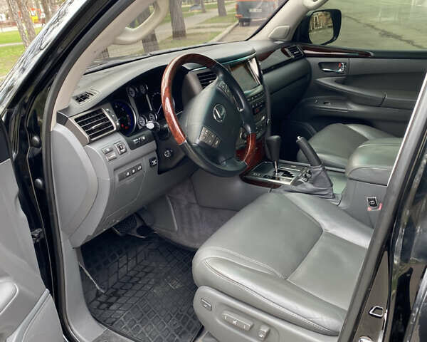 Черный Лексус ЛХ, объемом двигателя 5.66 л и пробегом 203 тыс. км за 23700 $, фото 1 на Automoto.ua