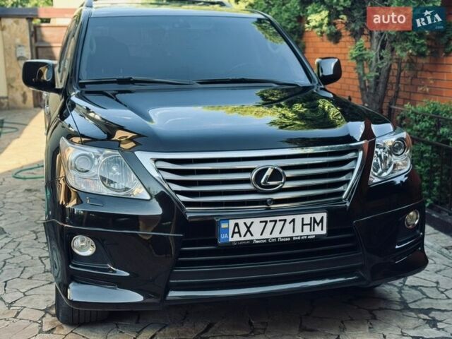 Черный Лексус ЛХ, объемом двигателя 5.73 л и пробегом 227 тыс. км за 29000 $, фото 1 на Automoto.ua