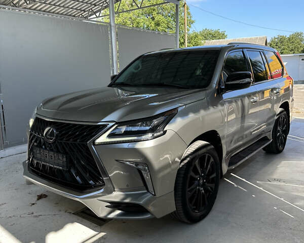 Серый Лексус ЛХ, объемом двигателя 5.7 л и пробегом 83 тыс. км за 75800 $, фото 1 на Automoto.ua