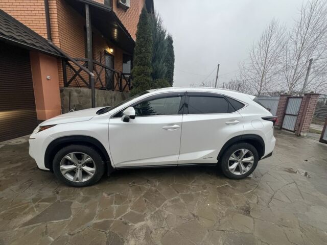 Белый Лексус НХ, объемом двигателя 2.5 л и пробегом 135 тыс. км за 29700 $, фото 1 на Automoto.ua