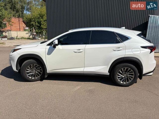 Білий Лексус НХ, об'ємом двигуна 2 л та пробігом 113 тис. км за 28000 $, фото 1 на Automoto.ua