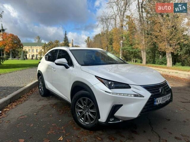 Белый Лексус НХ, объемом двигателя 2 л и пробегом 233 тыс. км за 22000 $, фото 1 на Automoto.ua