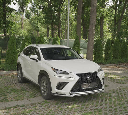 Білий Лексус НХ, об'ємом двигуна 2 л та пробігом 65 тис. км за 32000 $, фото 1 на Automoto.ua