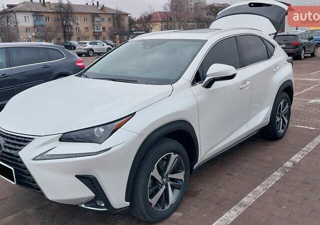 Белый Лексус НХ, объемом двигателя 2.49 л и пробегом 54 тыс. км за 35500 $, фото 1 на Automoto.ua