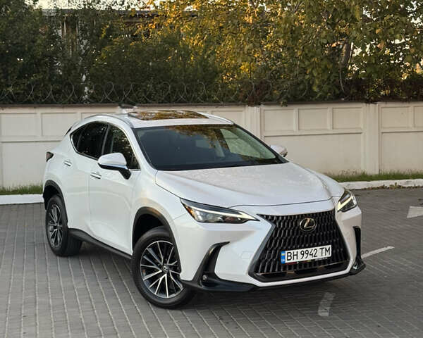 Белый Лексус НХ, объемом двигателя 2.49 л и пробегом 19 тыс. км за 39900 $, фото 1 на Automoto.ua