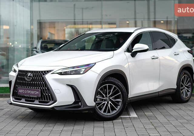 Белый Лексус НХ, объемом двигателя 2.49 л и пробегом 60 тыс. км за 57931 $, фото 1 на Automoto.ua