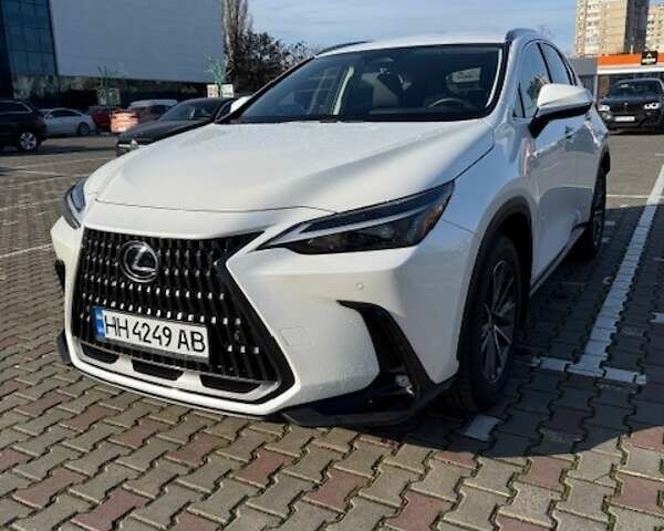 Белый Лексус НХ, объемом двигателя 2.49 л и пробегом 5 тыс. км за 60500 $, фото 1 на Automoto.ua