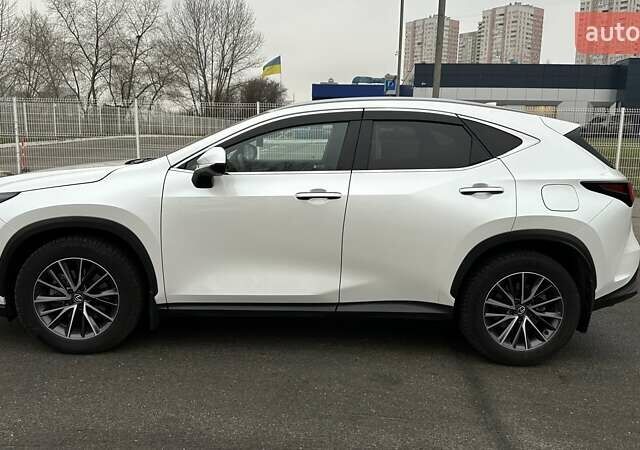 Белый Лексус НХ, объемом двигателя 2.49 л и пробегом 54 тыс. км за 56000 $, фото 1 на Automoto.ua