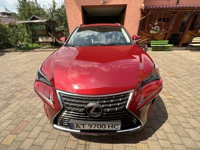 Червоний Лексус НХ, об'ємом двигуна 2 л та пробігом 135 тис. км за 28900 $, фото 1 на Automoto.ua